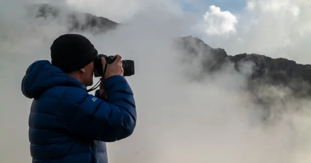Wandern im Calancatal ist immer auch eine Begegnung mit der abwechslungsreichen Vogelwelt und ihrem faszinierenden Gesang. Wer Augen und Ohren offenhält, kann mit etwas Glück eine grosse Vielfalt von Vögeln beobachten, darunter Braunkehlchen, Wendehals, Goldammer, Steinhuhn, Baumpieper, Gartenrotschwanz, Kuckuck, Haselhuhn, Alpenschneehuhn und, in grossen Höhen, den Steinadler. In den Kastanienselven von Giova und im unteren Misox ist der Wiedehopf zu Hause.

📸 by Daniel Grana-Behrens

#rosenbuben #valcalanca #switzerland #schweiz #nature #justgoshoot #travelphotography #welivetoexplore #lovewilderness #wilderness #hiking #nature_seekers #leicaakademie